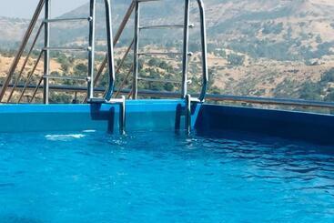 בית מלון כפרי Pooja Villa Suites Rooms And Pool, Igatpuri
