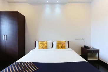 هتل Spot On 23106 Vattekad Tourist Home