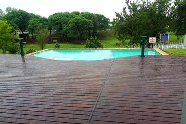 هتل Queens Casino And