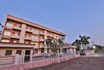 Oyo 23180 Patel Ni Motel