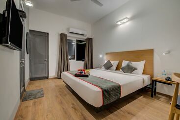 בית מלון כפרי Oyo Townhouse 073 Swargate