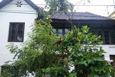 پانسیون Verdant Heritage Bungalow
