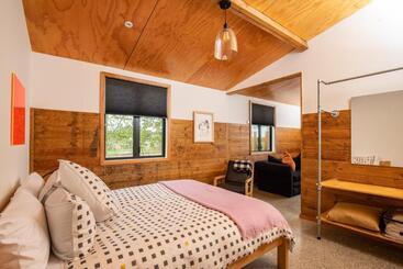 تختخواب و صبحانه River Road Retreat