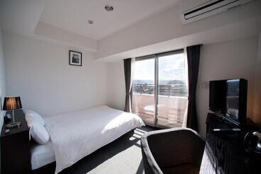 هتل Omura Station