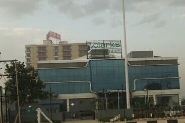فندق Clarks Residences Vrindavan