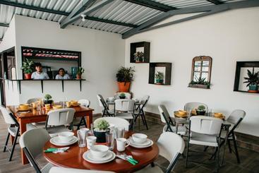 هتل Tropical Inn Poptún