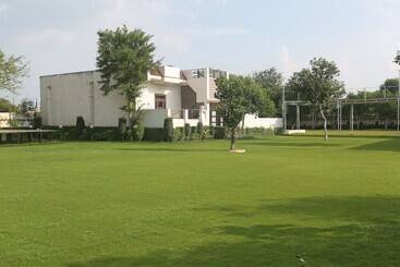 Oyo 18301 Hotel Aone