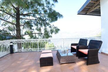 ホテル Ramada By Wyndham Kasauli