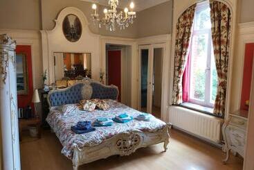 ベッドアンドブレックファースト Château Lambert Moulinsart Hotel, Shuttle Airport, Long Term Parking, Snooker, Large Terrasse, Dinne