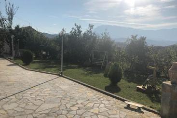تختخواب و صبحانه Guest House Xhuljon