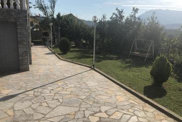تختخواب و صبحانه Guest House Xhuljon