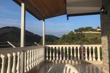 تختخواب و صبحانه Guest House Xhuljon