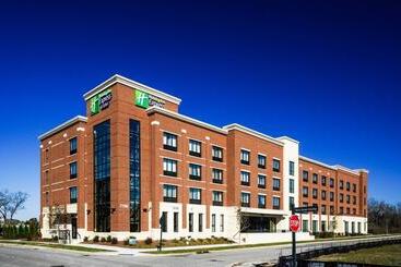 בית מלון כפרי Holiday Inn Express & Suites Franklin   Berry Farms, An Ihg