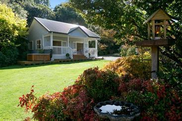 تختخواب و صبحانه The Retreat Luxury Garden Villa