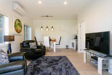تختخواب و صبحانه The Retreat Luxury Garden Villa