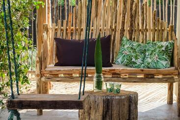 Отель B4 Beach Club