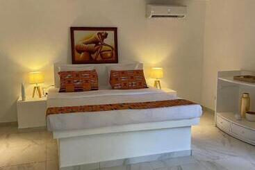 Отель African Queen Lodge