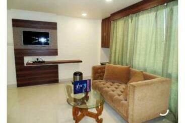 호텔 Balcony Rooms Overlooking The Main Market