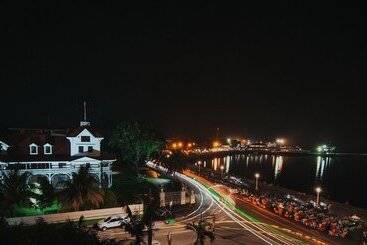 Отель The Bricks