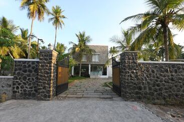 Отель Oyo 13820 Coco Retreat Farm