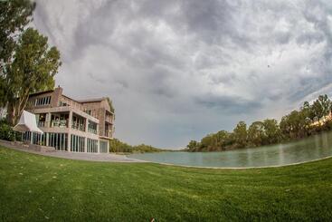 פנסיון Broadwater River Estate