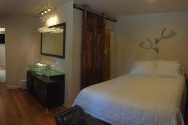 The Crest Motel
