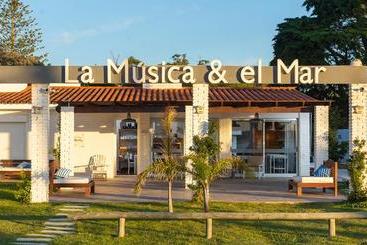 Aparthotel La Música Y El Mar