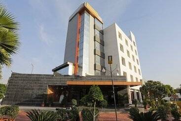 בית מלון כפרי Oyo 11973 Badri Palace