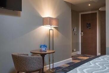 בית מלון כפרי The John Russell Fox Wetherspoon