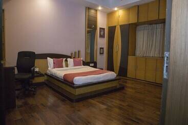 Oyo 11345 Hotel White House Inn