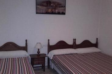 پانسیون Hostal Emiros