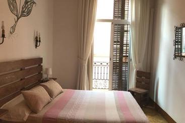 پانسیون Hostal Parellades