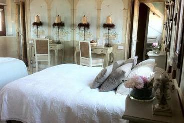 پانسیون Boutique Hotel Davallada- Adults Only