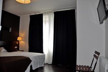 پانسیون Hostal La Rotonda