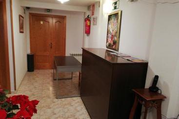 پانسیون Hostal Residencia Taray