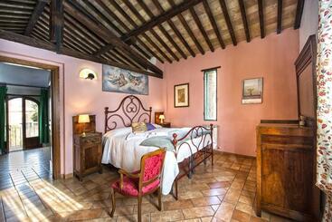 Отель Croce Di Mezzo