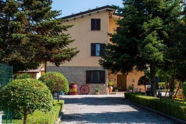 هتل Agriturismo Il Girasole Assisi