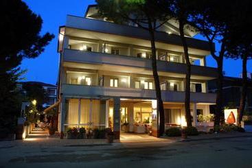 هتل آپارتمان Eros Residence