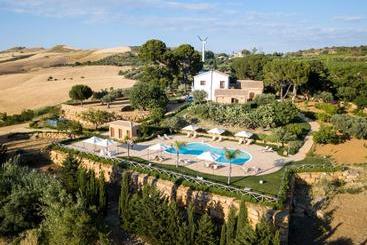هتل Agriturismo Feudo Muxarello