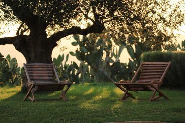 هتل Agriturismo Feudo Muxarello