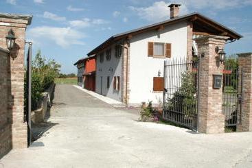 ホテル Agriturismo La Sforzata