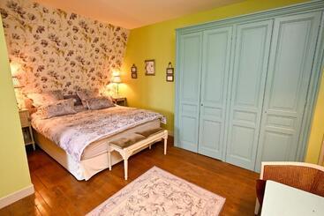 פנסיון Château De La Chaix