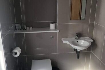 הוסטל The Claremont Inn