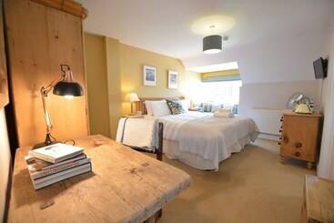 旅馆 The Dolphin Inn