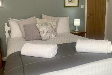 Общежитие The White Hart Apartment Valley View