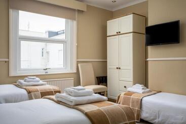 پانسیون Crossways Guest House