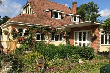 پانسیون Kingswood Cottage