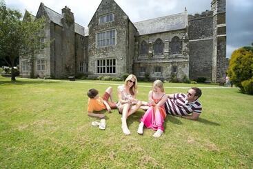 منتجع Trelawne Manor Holiday Park