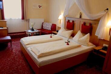 호스텔 Gasthof Hotel Weinbau Zum Goldenen Ochsen