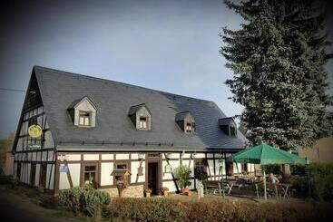 Wirtschaft & Pension Zum Huthaus